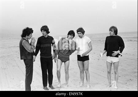 Les Rolling Stones. Bill Wyman, Mick Jagger, Keith Richards, Charlie Watts et Brian Jones vu ici posant sur la plage de Malibu. Selon les photographes ' Les garçons avaient des hamburgers et joué au football et étaient heureux d'être à côté de la mer" mais il Banque D'Images