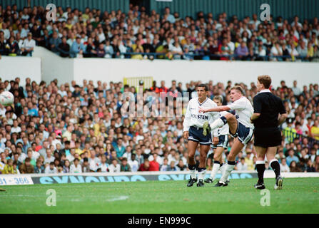 Division de la Ligue anglaise l'un match à White Hart Lane. 3 Tottenham Hotspur v Derby County 0. Paul Gascoigne des Spurs, qui a marqué un hat-trick lors du match, prend un tir au but d'un coup franc. À la recherche sur est coéquipier Vinny Samways. 8e septembre 1990. Banque D'Images