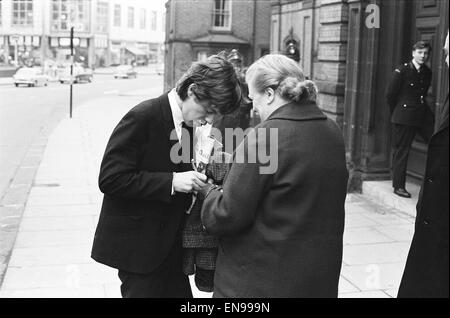 Rolling Stones, Mick Jagger signe un autographe à l'extérieur de la cour à Tattenhall (Staffordshire) après avoir été reconnu coupable de trois infractions routières. 26 novembre 1964. Banque D'Images