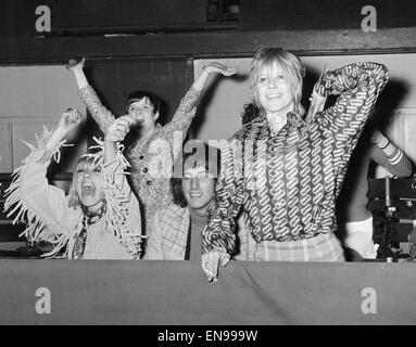 Anita Pallenberg et Marianne Faithfull après les Rolling Stones ont été voté meilleur R&B bande pour la cinquième année consécutive au New Musical Express Poll winners concert. De gauche à droite : le 12 mai 1968. Banque D'Images