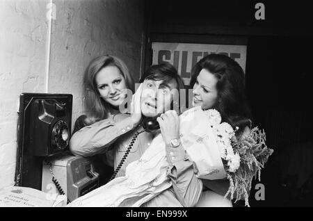 Chanteur Vince Hill qui joue a 'Tonights la nuit' à l'entretien de la ville Théâtre, vu ici avec danseurs Celestine fardeau (blonde) et Lorraine Layton. Ils sont l'arrière-scène avec Vince lors d'une pause dans les répétitions sur la scène de sonnerie du téléphone de porte Banque D'Images