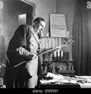 27 ans, Eric A Wildman qui a démarré une entreprise du nom de ' Corpun offre éducative. Co. en d'autres termes, il fournit aux écoles des bouleaux abd cannes. 24 avril 1947 Banque D'Images