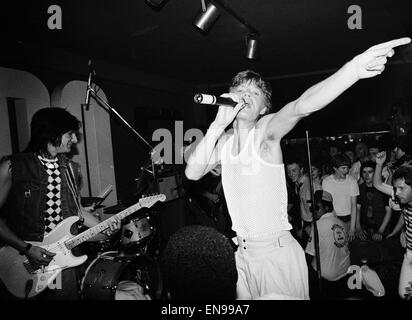 Mick Jagger et Ronnie Wood au London's Club 100 où les Rolling Stones ont joué un peu surprise concert clé pour invités fans avant leur tournée européenne. 31 mai 1982. Banque D'Images