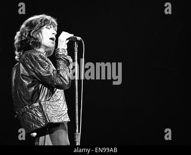 Les Rolling Stones l'exécution à Earls Court Arena, London, Angleterre. Mick Jagger. 22 mai 1976. Banque D'Images