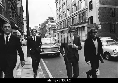 Les Rolling Stones manager Andrew Loog Oldham (centre) sur son chemin à Wells Street, London, accusé d'une infraction routière. À sa droite est Reg Stiles, son chauffeur. 7 juillet 1965. Banque D'Images