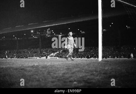 1972 Demi-finale de Coupe de Ligue de 2e lecture. Stoke City 3 c. West Ham 2. Bobby Moore remplace blessés West Ham keeper Bobby Ferguson qui a été éliminé à la 13e minute de jeu. 26 janvier 1972. Banque D'Images