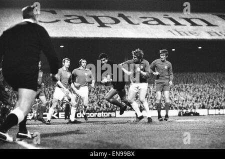 La ville de Cardiff 1-0 Real Madrid Coupe des Vainqueurs de Coupe 1971 Quart de finale 1ère manche se félicite de Cardiff Real Madrid à Ninian Park pour la première étape de la Coupe des vainqueurs de coupe en quart de finale de la ville de Brian Clarke qui marque le seul but d'en-tête. Jouer en face de 47 000 Banque D'Images