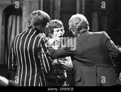 Mick Jagger à parler aux Rolling Stones manager Andrew Loog Oldham (à droite) après avoir refusé d'aller sur une scène tournante au London Palladium Show. 22 janvier 1967. Banque D'Images