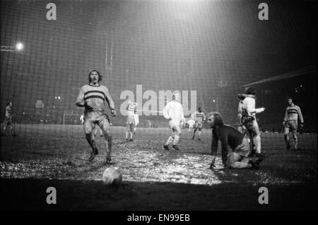 1972 Demi-finale de Coupe de Ligue de 2e lecture. Stoke mettre un objectif passé Bobby Moore qui est debout dans des militaires blessés West Ham keeper Bobby Ferguson qui a été éliminé à la 13e minute de jeu. Stoke City 3 c. West Ham 2. 26 janvier 1972. Banque D'Images