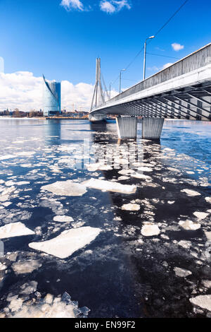 La dérive dans le pont à haubans à Riga sur la Daugava ressort sur une journée ensoleillée Banque D'Images