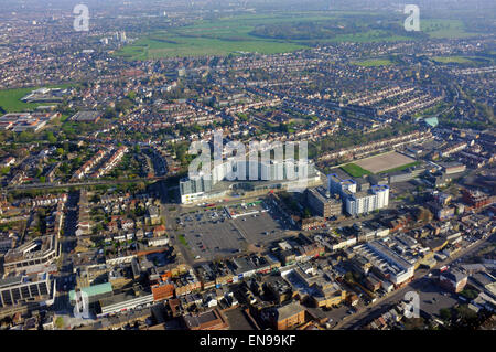 Une vue aérienne de Hounslow Asda prises à partir d'une approche de l'avion d'atterrir à l'aéroport de Heathrow. Banque D'Images