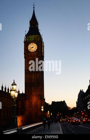 Le clocher Elizabeth Tower avec les principaux bell Big Ben, photographié dans la soirée au cours de l'heure bleue au coucher du soleil du pont de Westminster à Londres, Angleterre, 29 avril 2015 . Photo : Jens Kalaene/dpa Banque D'Images