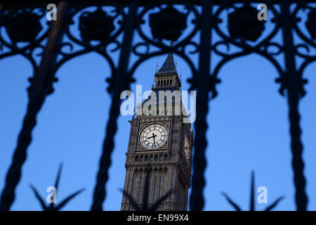 Le Big Ben, la tour de cloche Elizabeth Tower avec les principaux bell Big Ben, photographié dans la soirée au cours de l'heure bleue à travers une barrière en fer forgé à Londres, Angleterre, 29 avril 2015 . Photo : Jens Kalaene/dpa Banque D'Images