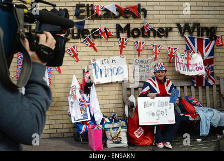 Londres, Royaume-Uni. Apr 30, 2015. Terry royaliste Hutt, qui est simultanément célébrant son 80e anniversaire, le Prince William et Kate attend son deuxième bébé en face de la "Reine mère" de l'Escadre à St Mary's Hospital à Londres, Angleterre, 30 avril 2015. Royals fans ont décoré l'endroit avec de nombreux drapeaux britanniques. Photo : JENS KALAENE/dpa/Alamy Live News Banque D'Images