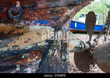 Couches de peinture sur la coque d'un vieux bateau de pêche. Banque D'Images