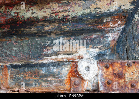 Couches de peinture sur la coque d'un vieux bateau de pêche. Banque D'Images