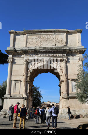 L'Italie. Rome. Arc de Titus. Construit en 82 par l'empereur Domitien AD pour commémorer Titus victoires. Banque D'Images