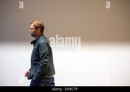 Dortmund, Allemagne. Apr 30, 2015. L'entraîneur du Borussia Dortmund JÜRGEN KLOPP promenades dans la chambre après une conférence de presse à Signal Iduna Park de Dortmund, Allemagne, 30 avril 2015. Le BVB joue contre TSG Hoffenheim dans un match de Bundesliga le 02 mai 2015. Photo : BERND THISSEN/dpa/Alamy Live News Banque D'Images