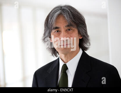 Hambourg, Allemagne. Apr 30, 2015. Kent Nagano, directeur musical général de l'Opéra d'État de Hambourg et de la tête du compositeur de l'Orchestre philharmonique de Hambourg, l'Orchestre de l'État pose après une conférence de presse sur la saison 2015-2016 concert à Hambourg, Allemagne, 30 avril 2015. Photo : CHRISTIAN CHARISIUS/dpa/Alamy Live News Banque D'Images