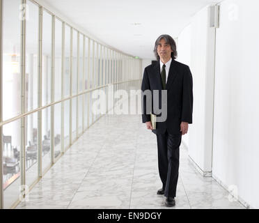 Hambourg, Allemagne. Apr 30, 2015. Kent Nagano, directeur musical général de l'Opéra d'État de Hambourg et de la tête du compositeur de l'Orchestre philharmonique de Hambourg, l'Orchestre de l'État pose après une conférence de presse sur la saison 2015-2016 concert à Hambourg, Allemagne, 30 avril 2015. Photo : CHRISTIAN CHARISIUS/dpa/Alamy Live News Banque D'Images