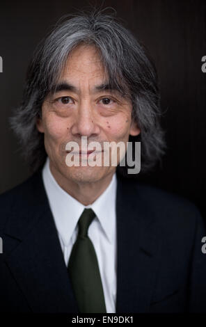 Hambourg, Allemagne. Apr 30, 2015. Kent Nagano, directeur musical général de l'Opéra d'État de Hambourg et de la tête du compositeur de l'Orchestre philharmonique de Hambourg, l'Orchestre d'État sourit après une conférence de presse sur la saison 2015-2016 concert à Hambourg, Allemagne, 30 avril 2015. Photo : CHRISTIAN CHARISIUS/dpa/Alamy Live News Banque D'Images