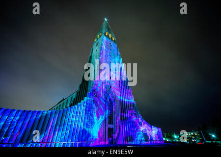 Lumière sur l'église Hallgrimskirkja. Les feux d'hiver annuel festival, Reykjavik, Islande Banque D'Images