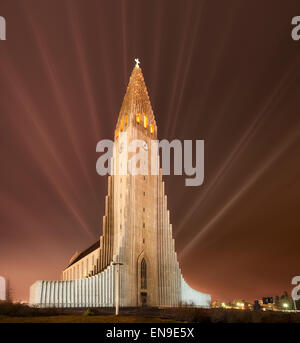 Lumière sur l'église Hallgrimskirkja. Les feux d'hiver annuel festival, Reykjavik, Islande Banque D'Images