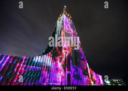 Lumière sur l'église Hallgrimskirkja. Les feux d'hiver annuel festival, Reykjavik, Islande Banque D'Images