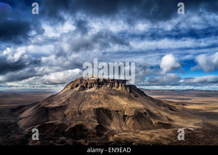 Mt. Herdubreid, hauts plateaux du centre, de l'Islande. Mt. Herdubreid est une table haute montagne dans les montagnes près de l'Askja volcan. Banque D'Images