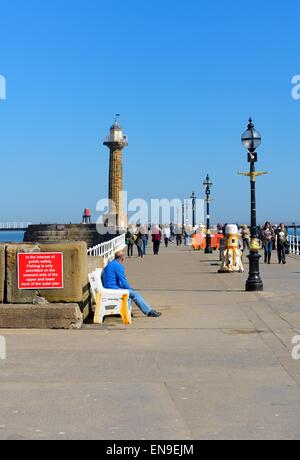 Whitby pier North Yorkshire Angleterre UK Banque D'Images