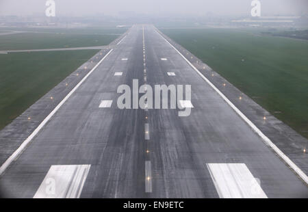 Hambourg, Allemagne. Apr 25, 2015. Vue depuis le poste de pilotage d'un aéronef à l'arrivée montre la piste à l'aéroport de Hambourg, Allemagne, 25 avril 2015. Photo : Christian Charisius/dpa/Alamy Live News Banque D'Images