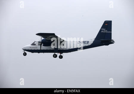 Hambourg, Allemagne. Apr 25, 2015. Un avion du type Britten-Norman Islander de transporteur aérien "Hamburg' arrive à l'aéroport de Hambourg, Allemagne, 25 avril 2015. Photo : Christian Charisius/dpa/Alamy Live News Banque D'Images