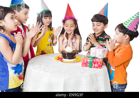 Les enfants indiens de l'Anniversaire des Amis de groupe Banque D'Images