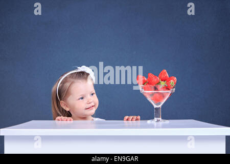 Portrait d'une petite fille avec des fraises Banque D'Images