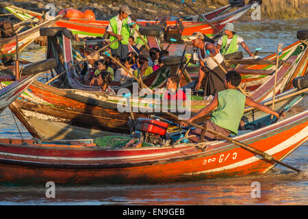 Bateaux de transport sur la rivière Ayeyawady à Yangon. Banque D'Images