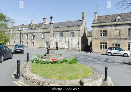 Monument commémoratif de guerre dans le centre de Northleach dans les Cotswolds Banque D'Images