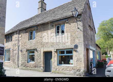 The Black Cat Cafe à Market Place, Northleach dans les Cotswolds Banque D'Images