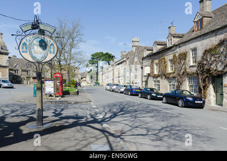 Place du marché au centre de la ville de Cotswold Northleach Banque D'Images