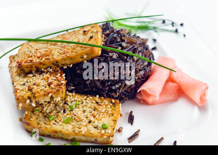 Tofu au fromage grillé avec du riz noir et gingembre Banque D'Images