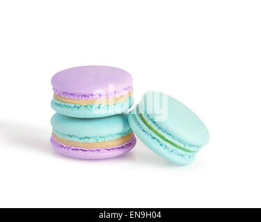 Délicieux buffet sucré avec ses macarons, isolated on white Banque D'Images