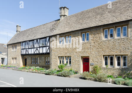 Maisons près de Place du marché de la ville de Cotswold Northleach Banque D'Images