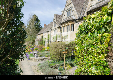 Rangée de cottages traditionnels en pierre dans le village de Cotswold Bourton-on-the-Water Banque D'Images