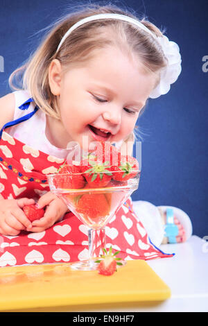 Portrait d'une petite fille avec des fraises Banque D'Images