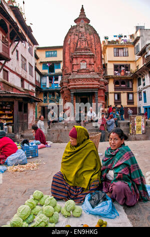 Marché local, Durbar Katmandou, Népal. Classé parmi les sites du patrimoine culturel mondial par l'UNESCO, Durbar Square Banque D'Images