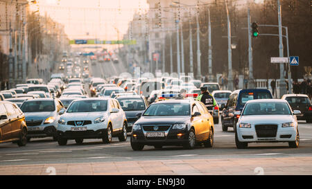 MINSK, BÉLARUS - Mars 10, 2015 : le mouvement d'occupation sur l'Avenue de l'indépendance au cours du temps le soir. Lent de la circulation sur la rue, trafi Banque D'Images