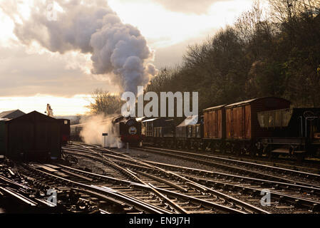 RSH No 7151 quitte la gare de Bitton sur l'Avon Valley Railway avec un train Santa le 1 décembre 2012. Banque D'Images