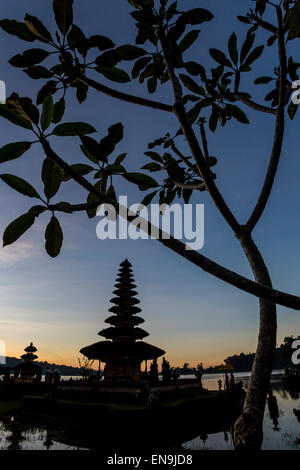 Flottant Ulun Danu, un temple à Bali, de l'eau dans le lac Bratan. Banque D'Images