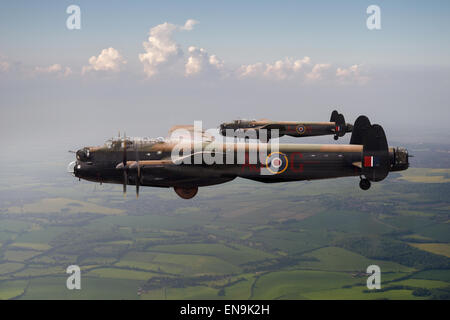 Deux bombardiers Lancaster spécialement adaptés, type 464 (approvisionnement), avec des bombes rebondissantes, piloté par l'Escadron 617, le Dambusters. Banque D'Images