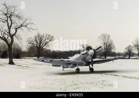 Supermarine Spitfire de la RAF au repos dans un champ neigeux de l'hiver de 1940/41. Banque D'Images