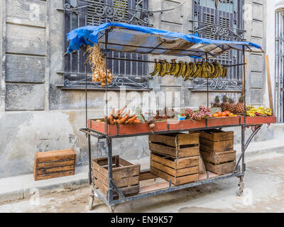 Un panier de fruits et légumes se trouve dans la rue à La Havane Vieja affichant des aliments destinés à la vente. Banque D'Images